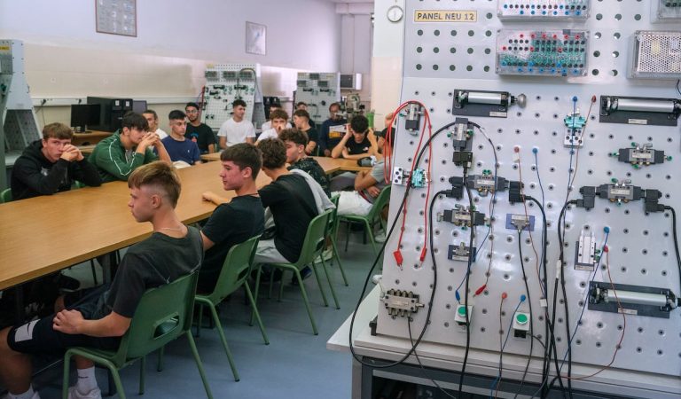 Abre el plazo de solicitud de becas para Formación Profesional de Grado Medio y Superior en la Comunidad de Madrid | Educación Abre el plazo de solicitud de becas para Formación Profesional de Grado Medio y Superior en la Comunidad de Madrid | Educación